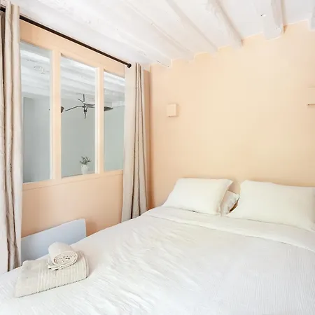 Elegant Parisian Apartment, Place Des Vosges *