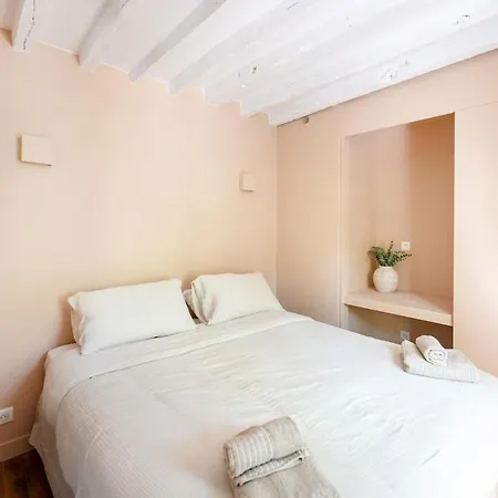 Appartement Elegant Parisian Apartment, Place Des Vosges