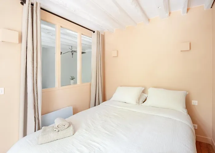 Elegant Parisian Apartment, Place Des Vosges *