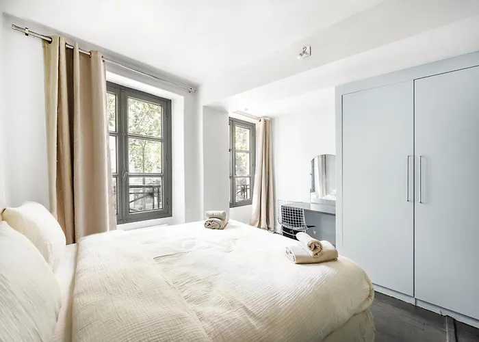 Elegant Parisian Apartment, Place Des Vosges *